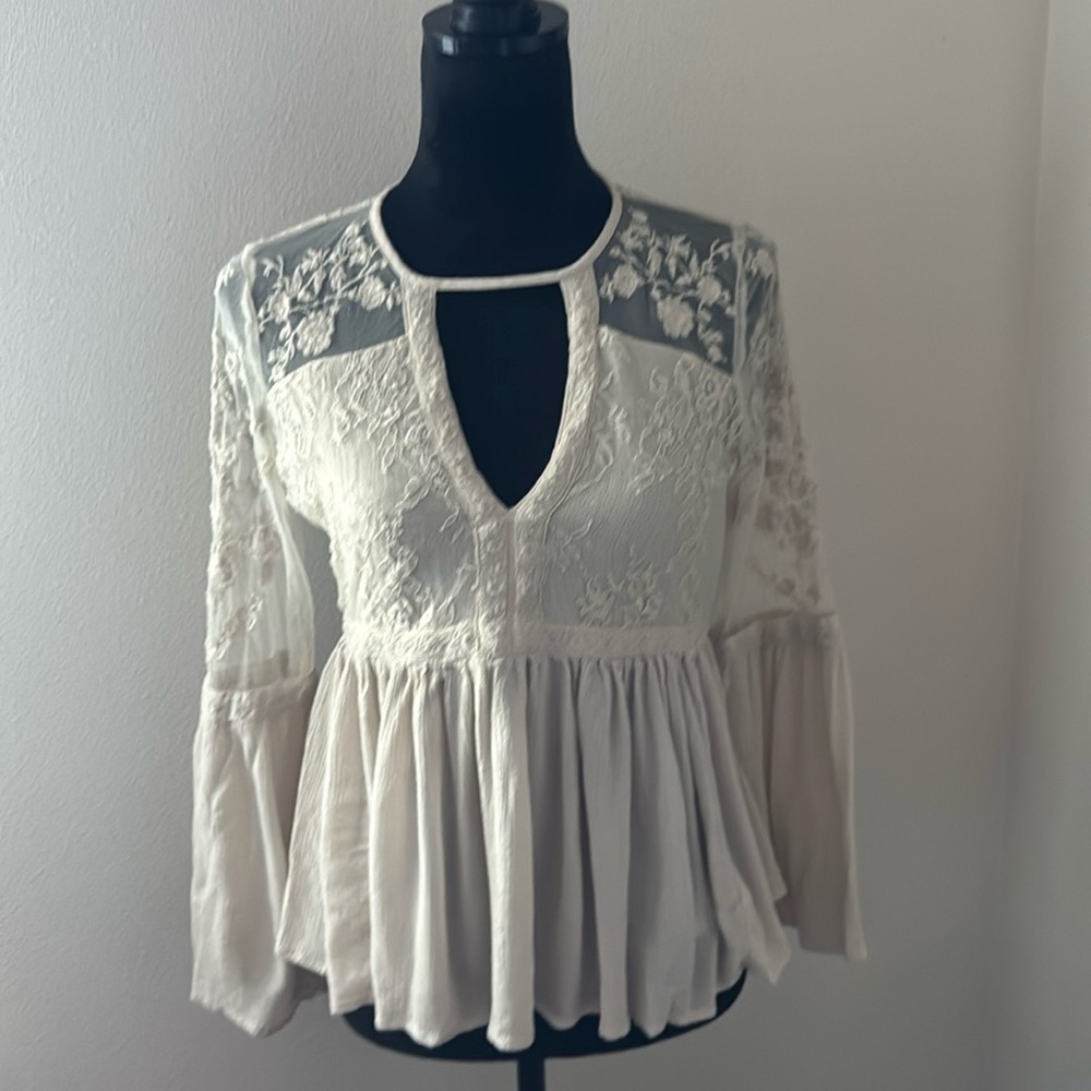 American Eagle Outfitters cream lace embroidered bell sleeve top blouse use Sz S